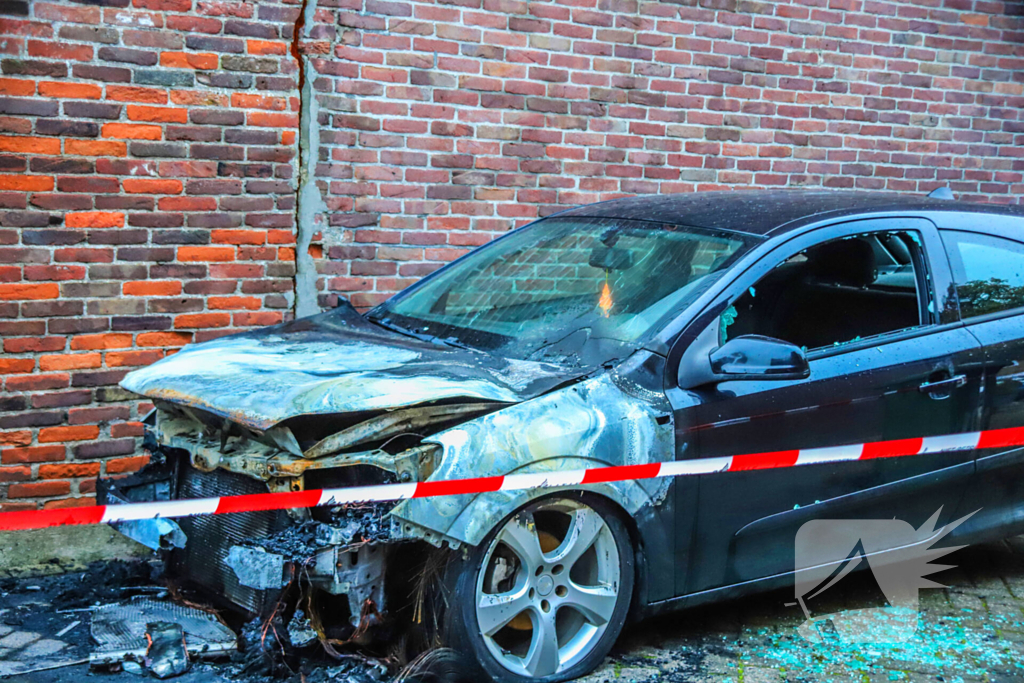 Brandende auto aangetroffen, politie vermoedt brandstichting