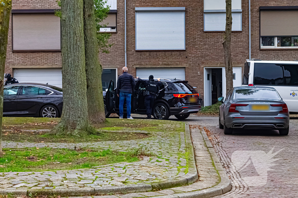 Politie treed woning binnen en houdt 3 personen aan