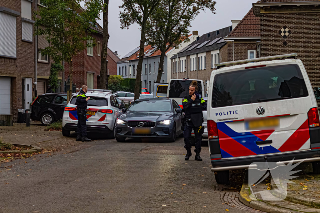 Politie treed woning binnen en houdt 3 personen aan