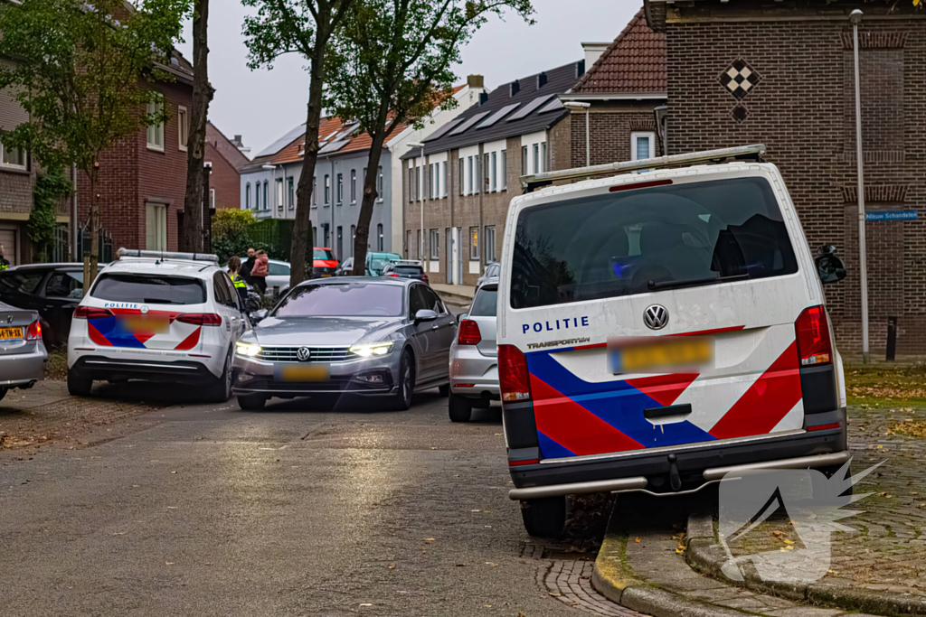 Politie treed woning binnen en houdt 3 personen aan