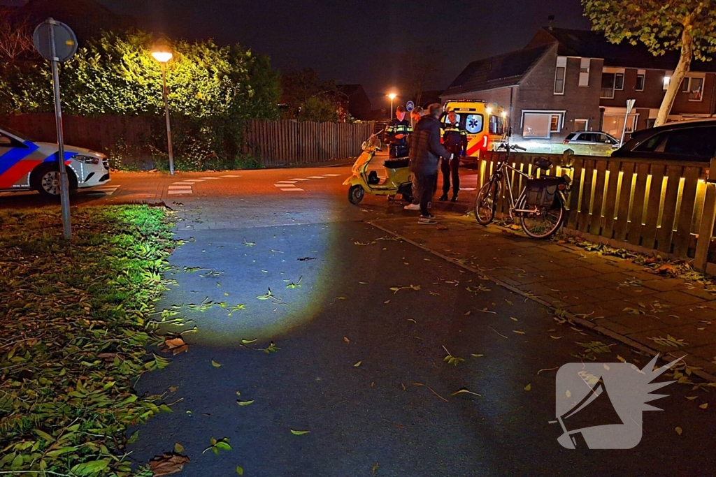 Fietser en scooterrijder komen in botsing