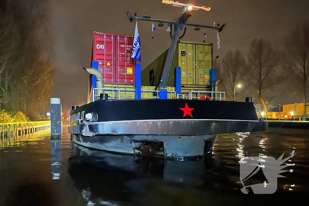 Schip vaart tegen brug aan