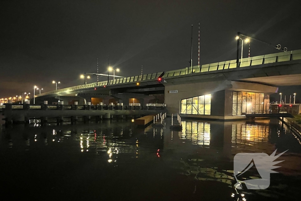 Schip vaart tegen brug aan