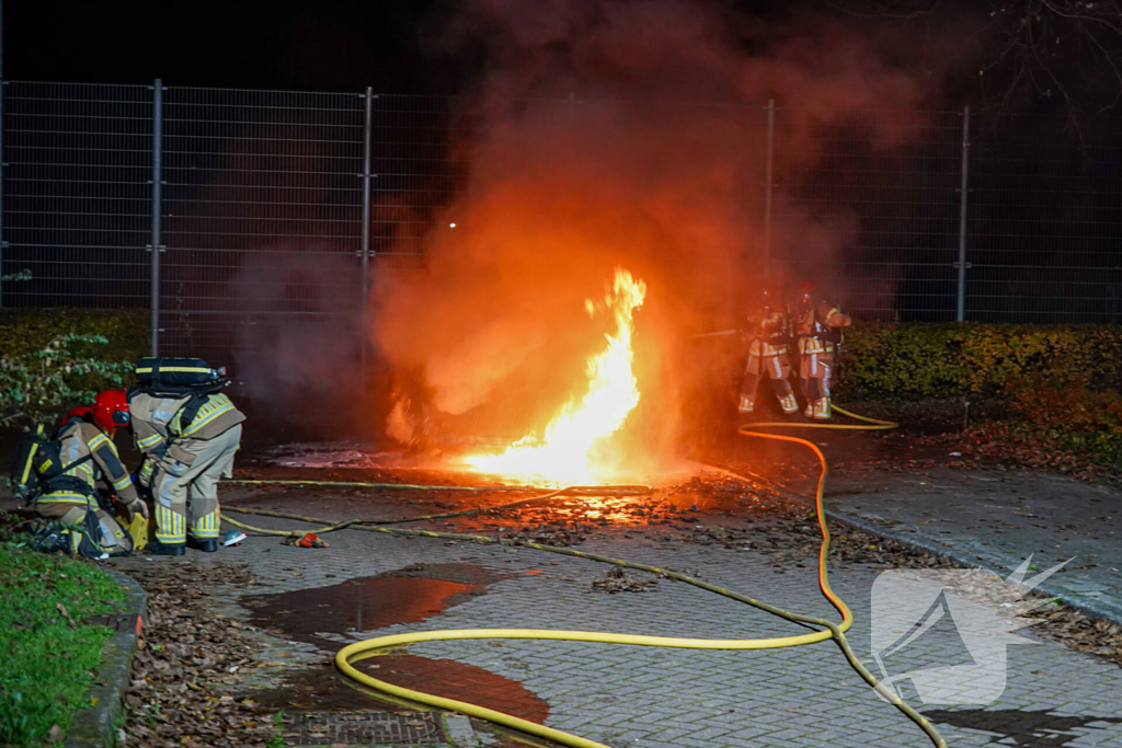 Auto vliegt in brand op parkeerplaats van Hockeyclub