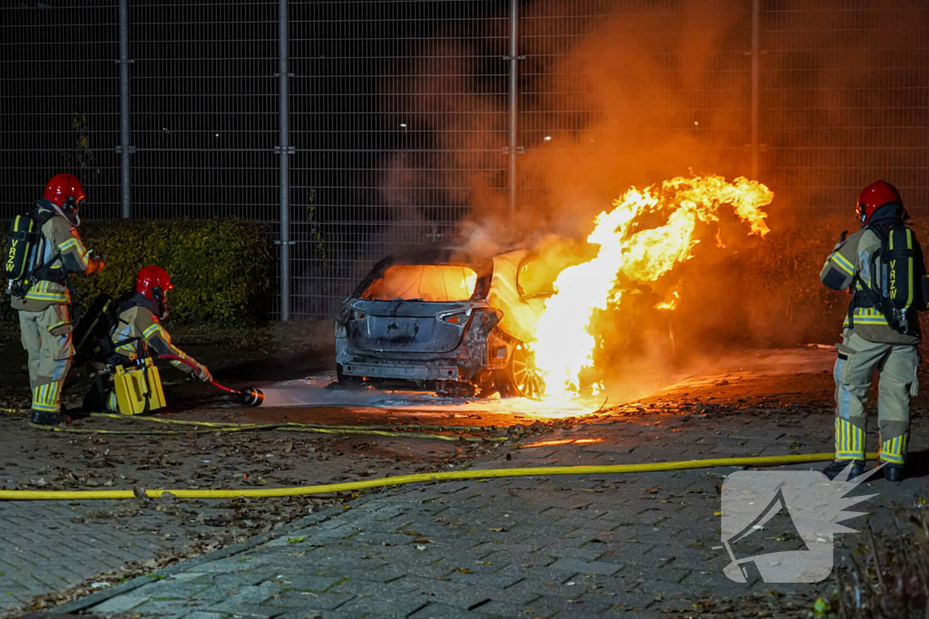 Auto vliegt in brand op parkeerplaats van Hockeyclub