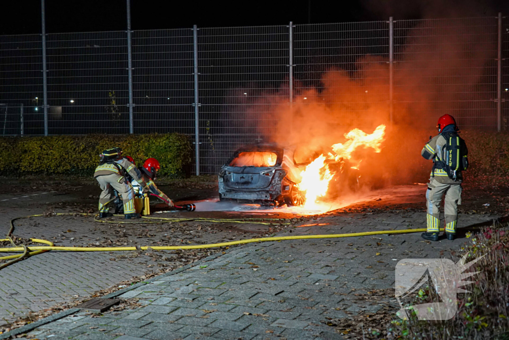 Auto vliegt in brand op parkeerplaats van Hockeyclub