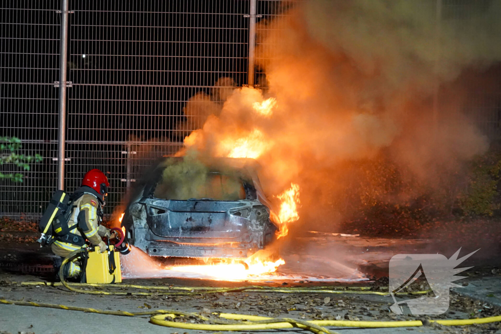 Auto vliegt in brand op parkeerplaats van Hockeyclub