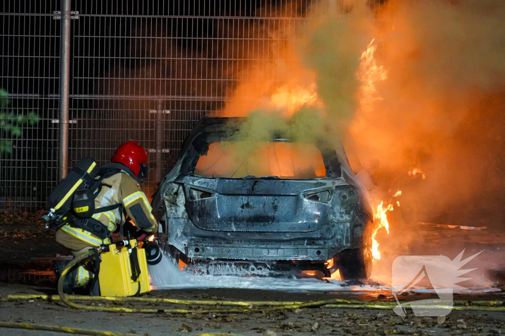 Auto vliegt in brand op parkeerplaats van Hockeyclub