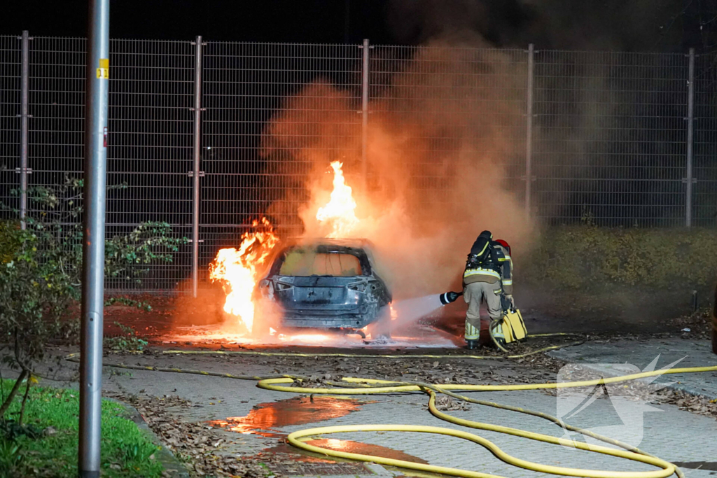 Auto vliegt in brand op parkeerplaats van Hockeyclub