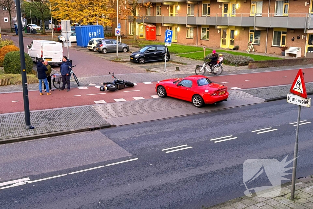 Afslaande auto rijdt scooterrijder aan