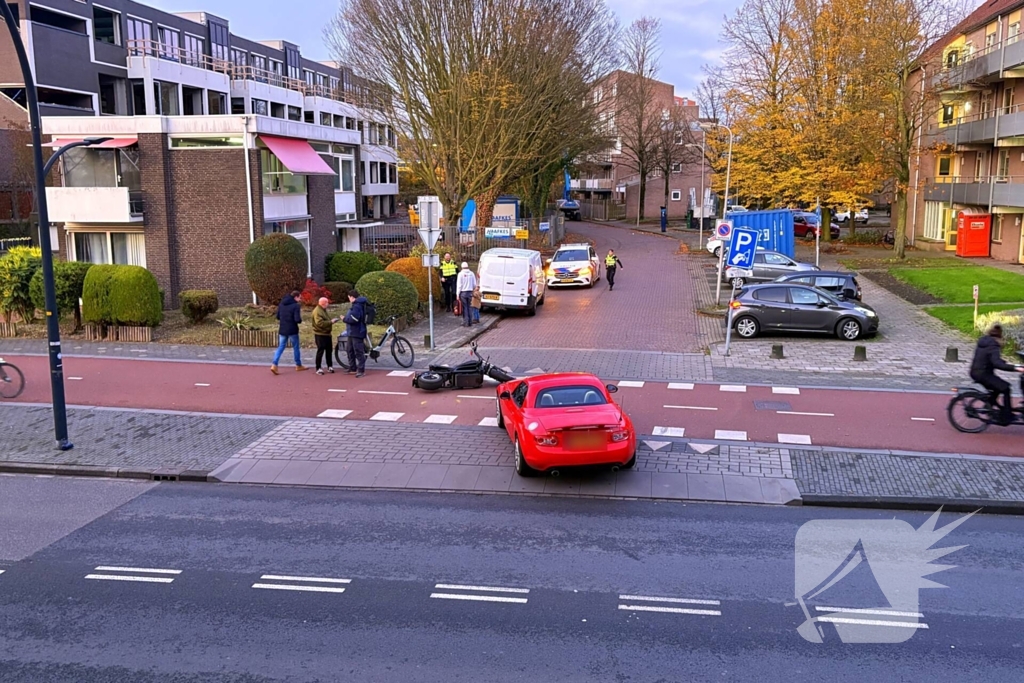 Afslaande auto rijdt scooterrijder aan