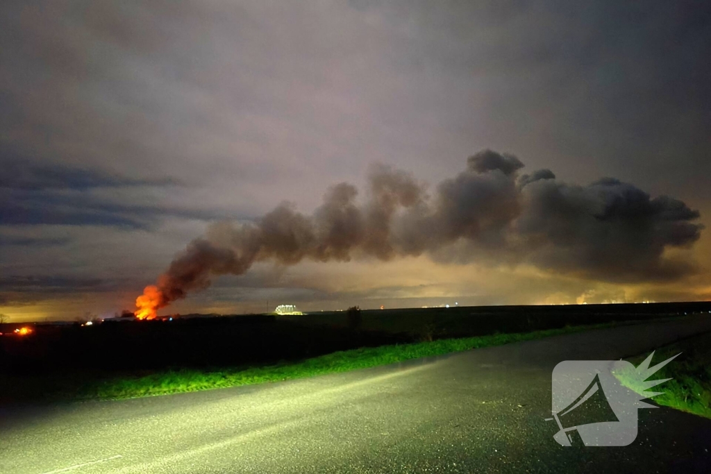 Grote uitslaande brand bij agrarische schuur