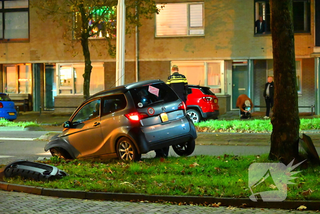 Brommobiel klapt op lantaarnpaal