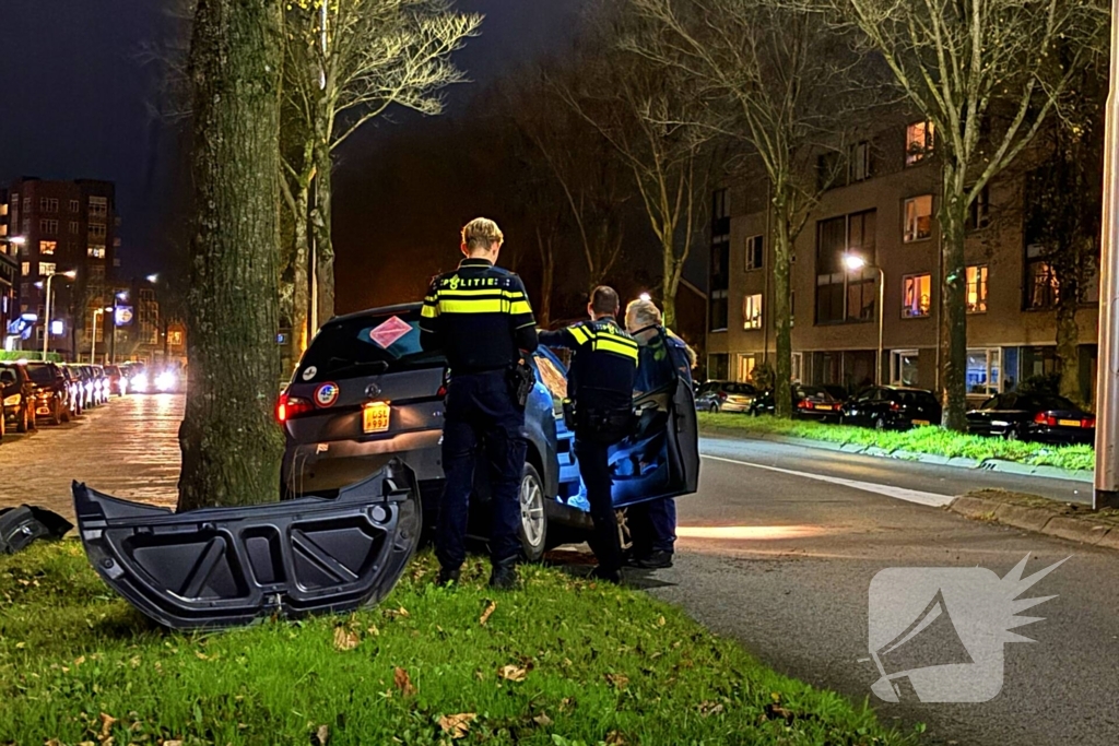 Brommobiel klapt op lantaarnpaal