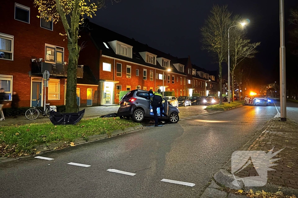 Brommobiel klapt op lantaarnpaal