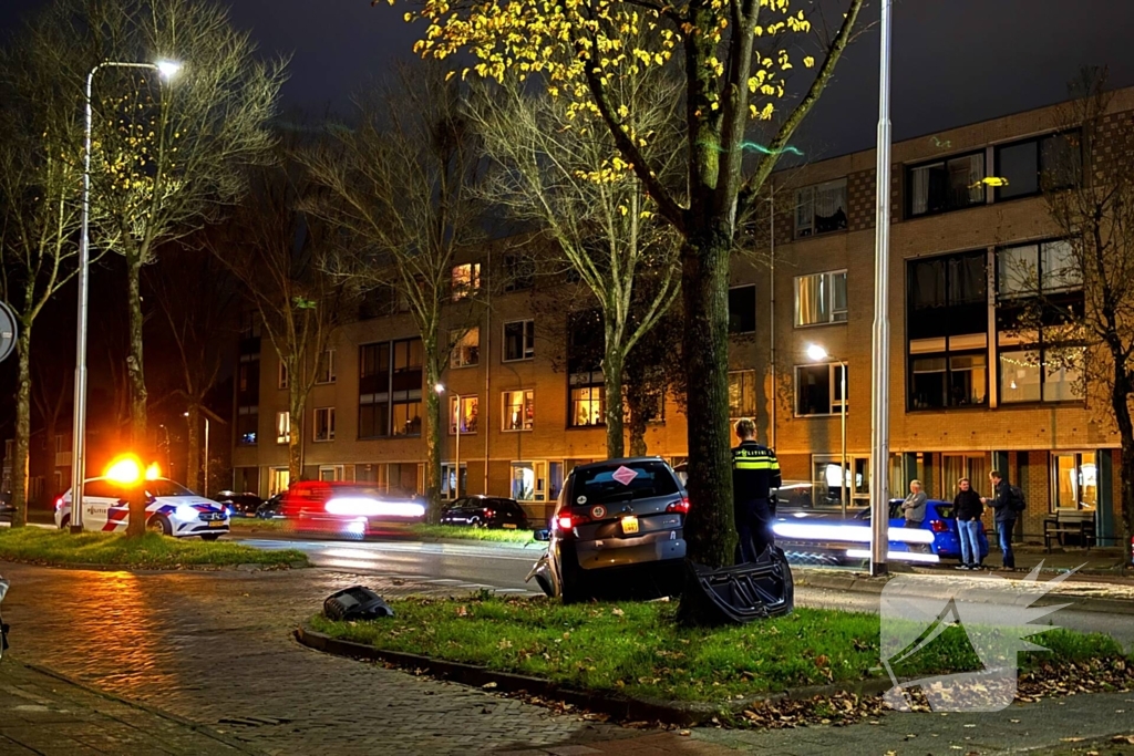 Brommobiel klapt op lantaarnpaal