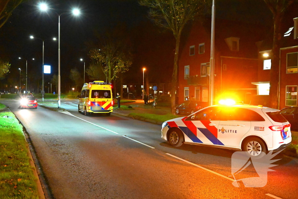 Brommobiel klapt op lantaarnpaal