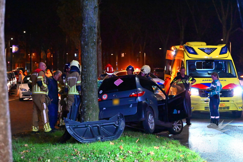 Brommobiel klapt op lantaarnpaal