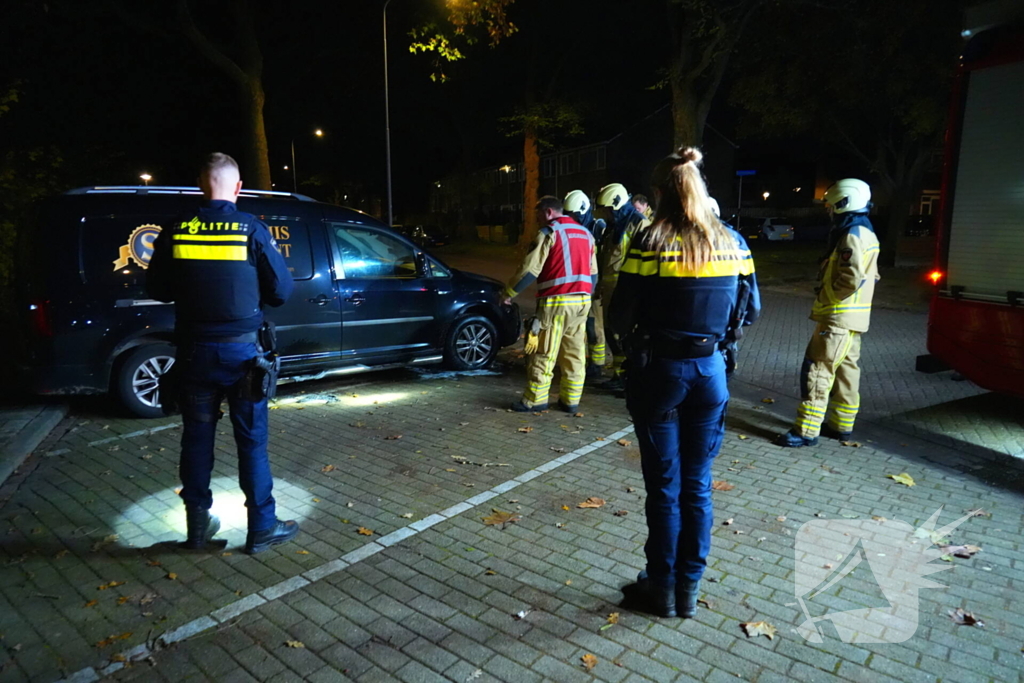 Getuigen en politie voorkomen grote schade bij voertuigbrand