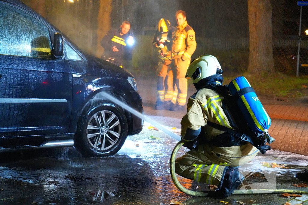 Getuigen en politie voorkomen grote schade bij voertuigbrand