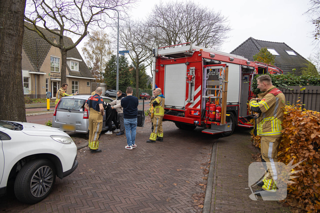 Auto valt in het slot, brandweer bevrijdt kind