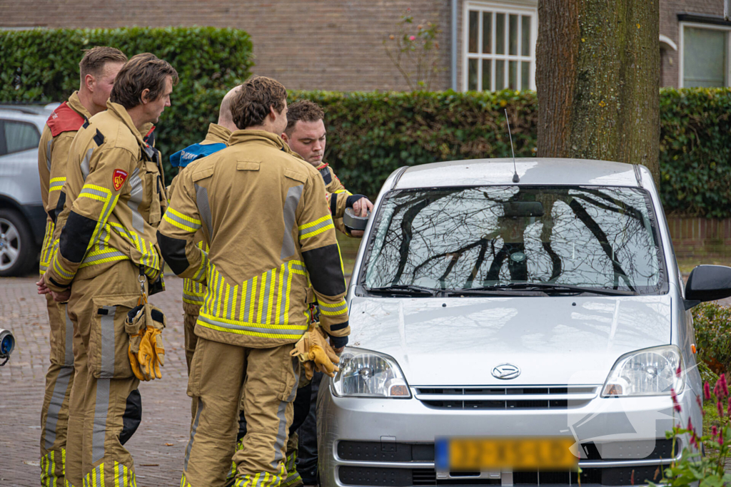 Auto valt in het slot, brandweer bevrijdt kind