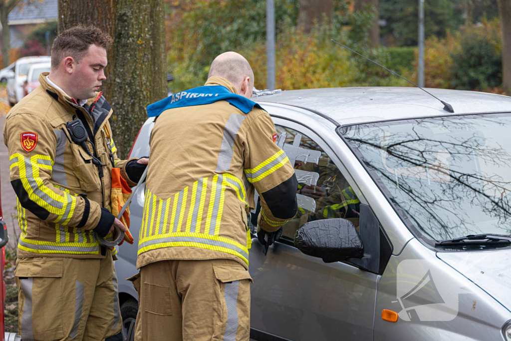 Auto valt in het slot, brandweer bevrijdt kind