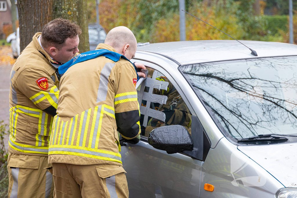 Auto valt in het slot, brandweer bevrijdt kind