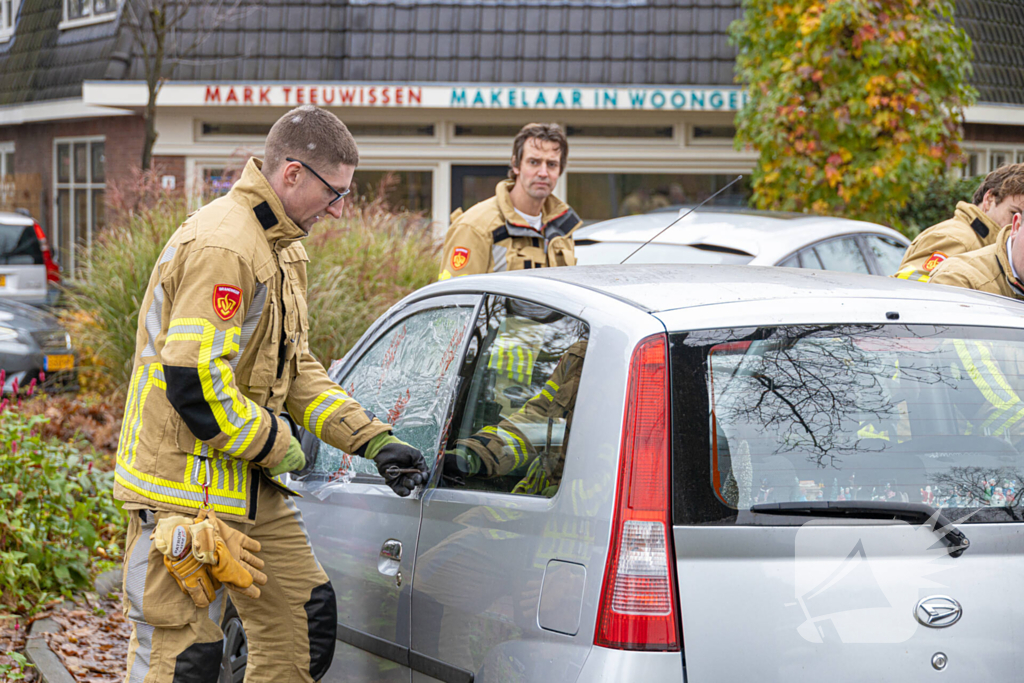 Auto valt in het slot, brandweer bevrijdt kind