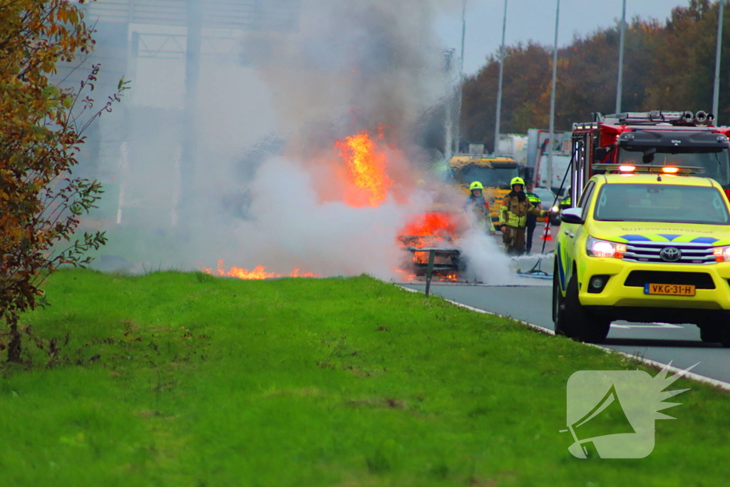 Auto volledig verwoest door brand op snelweg