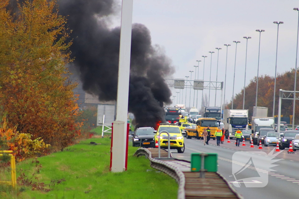 Auto volledig verwoest door brand op snelweg