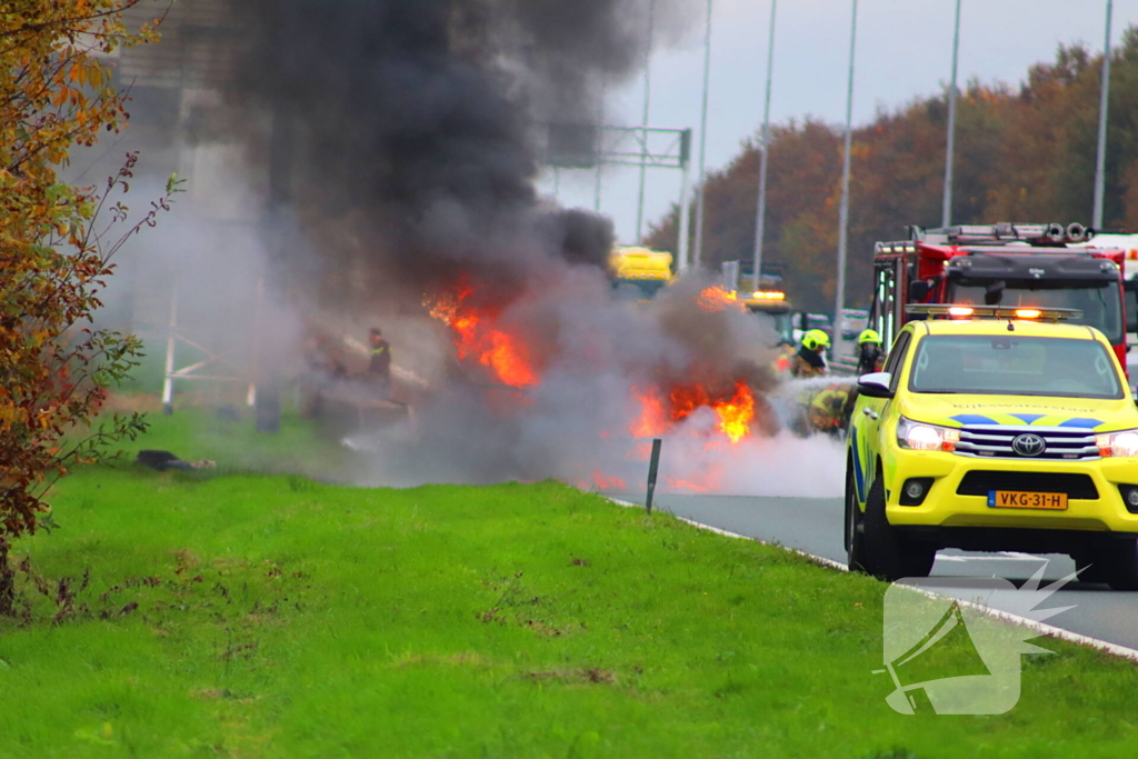 Auto volledig verwoest door brand op snelweg