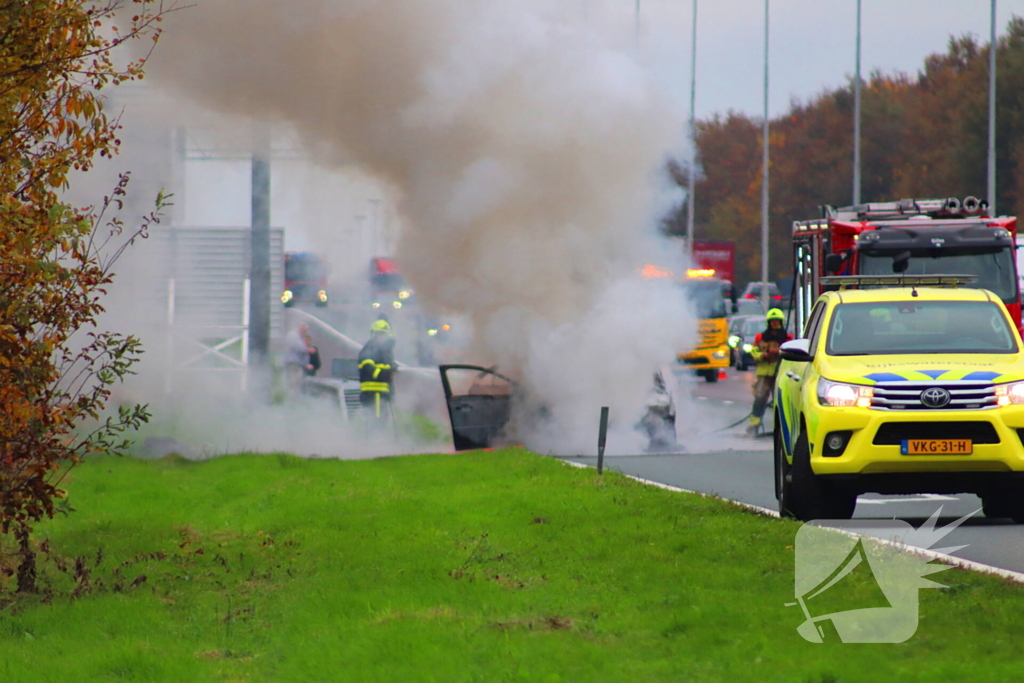 Auto volledig verwoest door brand op snelweg