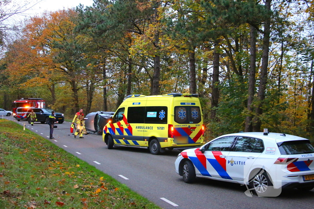 Auto gekanteld na aanrijding met boom