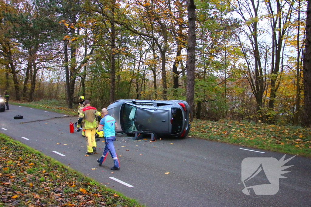 Auto gekanteld na aanrijding met boom