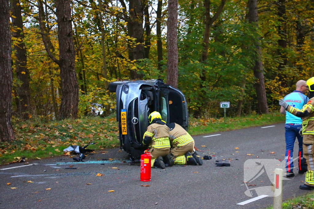 Auto gekanteld na aanrijding met boom