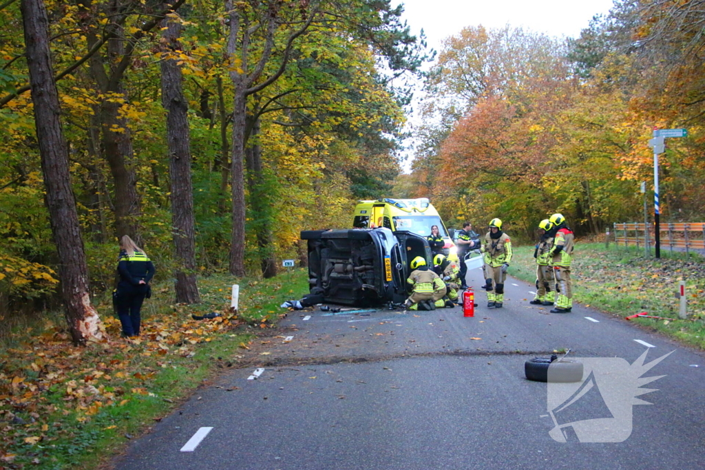 Auto gekanteld na aanrijding met boom