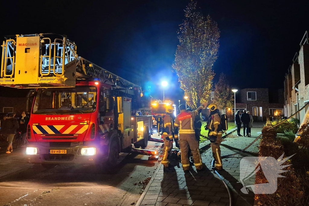 Brandweer blust brand op dak