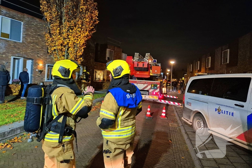 Brandweer blust brand op dak