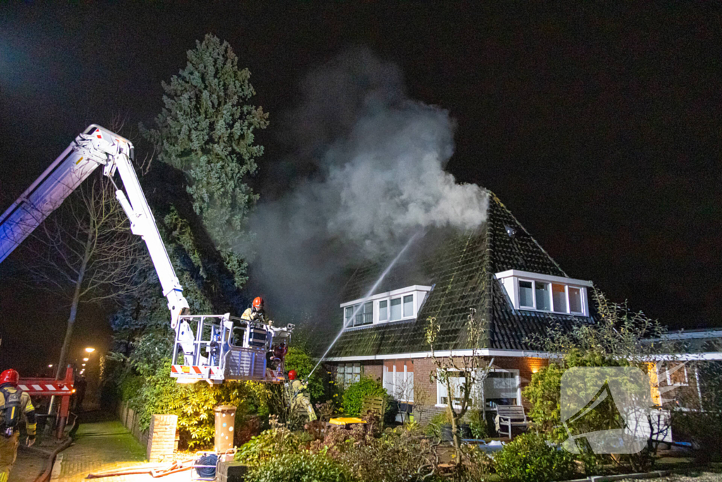 Brandweer blust uitslaande brand in woning