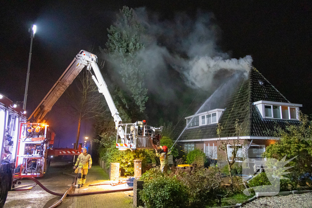 Brandweer blust uitslaande brand in woning