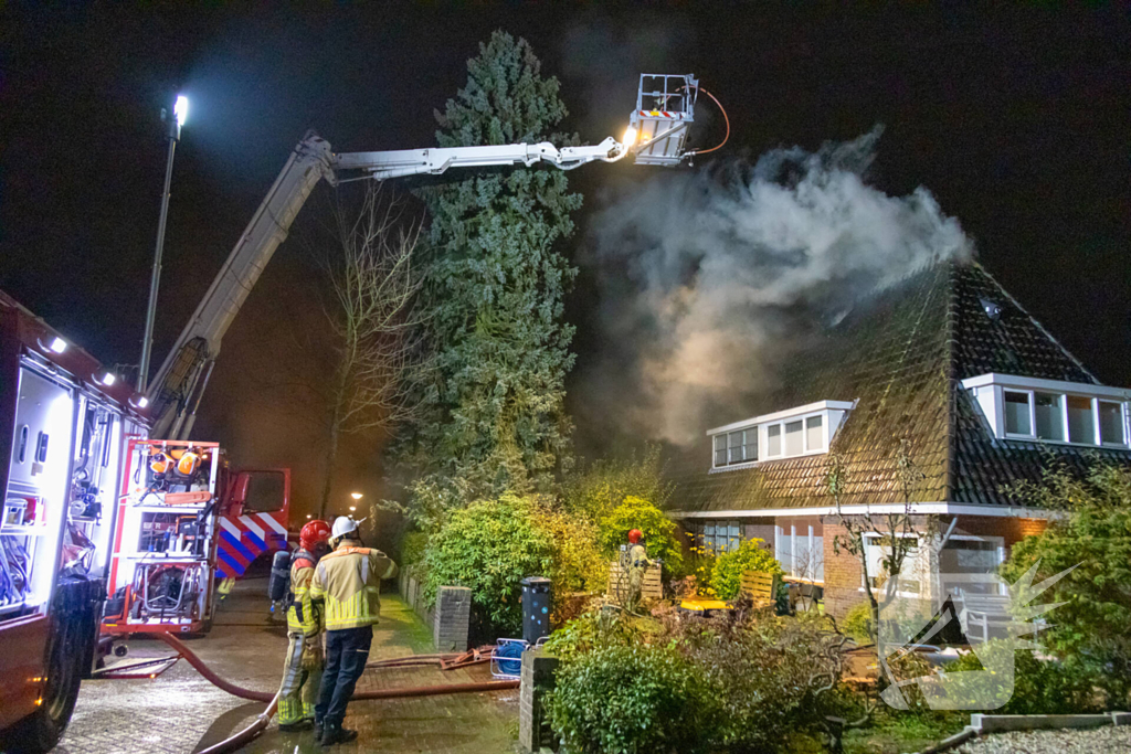 Brandweer blust uitslaande brand in woning