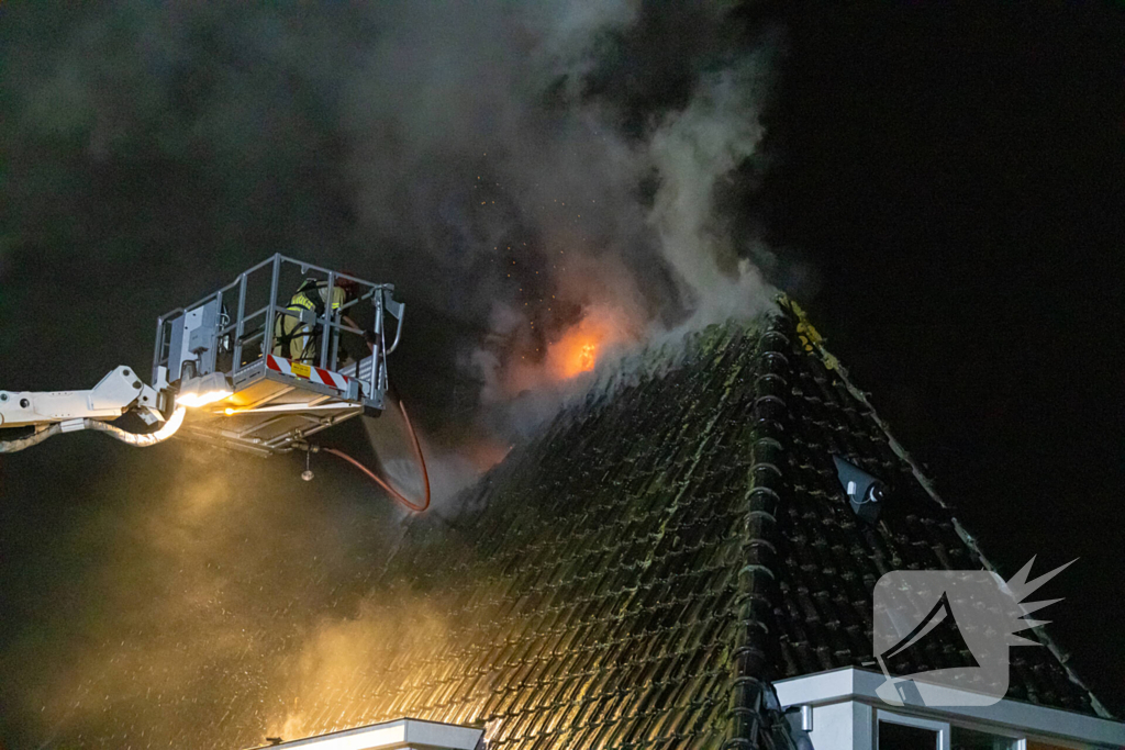 Brandweer blust uitslaande brand in woning