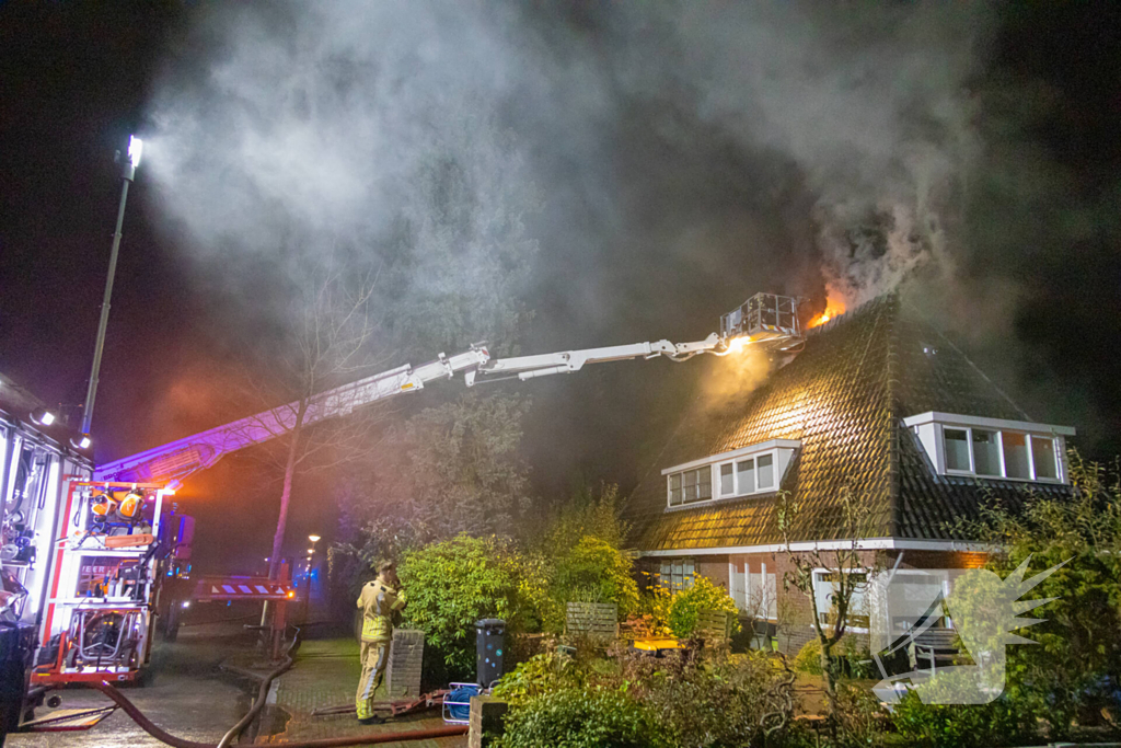 Brandweer blust uitslaande brand in woning