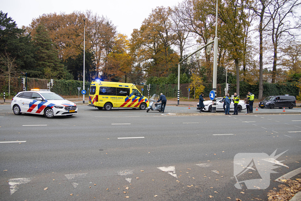 Bromfietser aangereden door automobilist op kruising