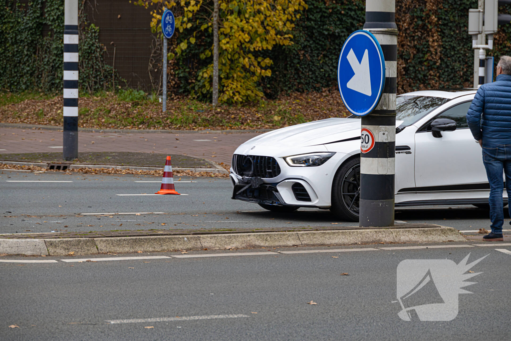 Bromfietser aangereden door automobilist op kruising