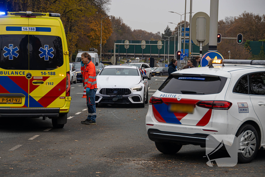 Bromfietser aangereden door automobilist op kruising