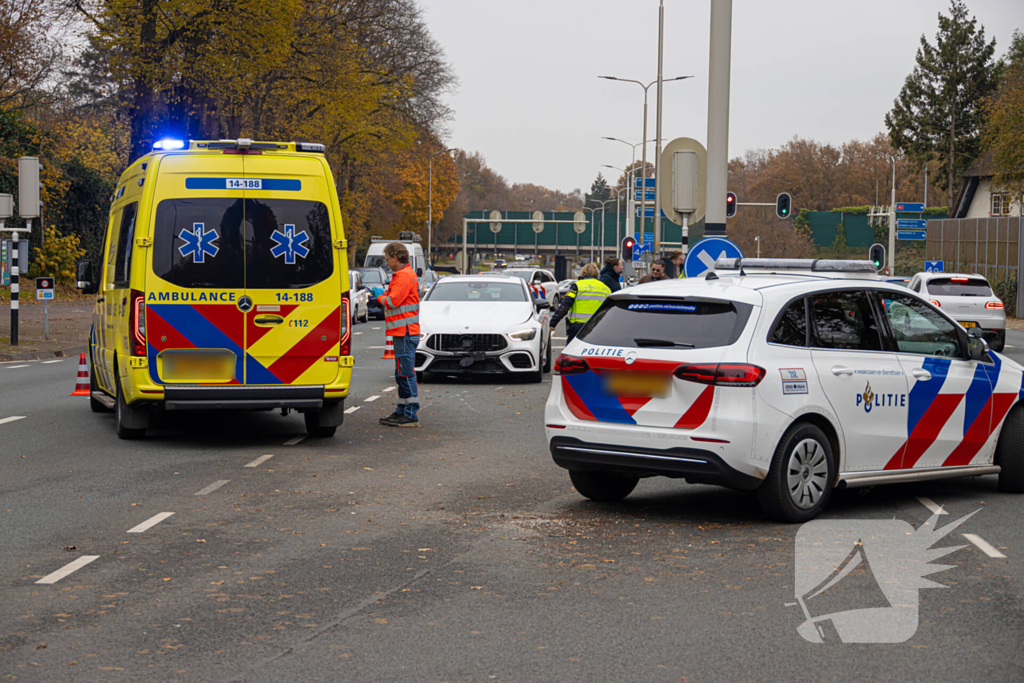 Bromfietser aangereden door automobilist op kruising