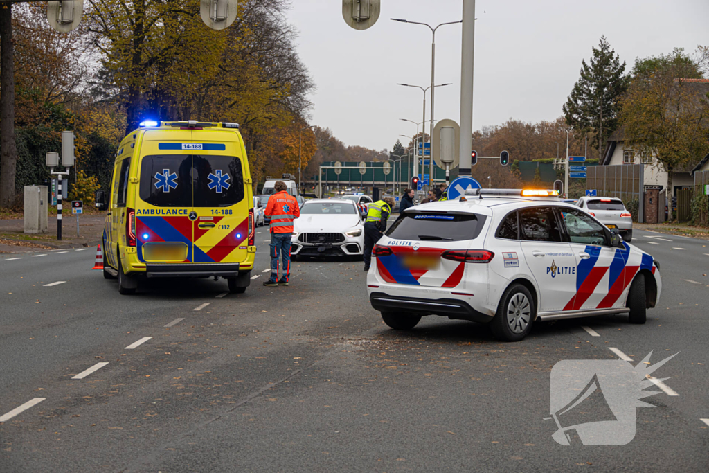 Bromfietser aangereden door automobilist op kruising