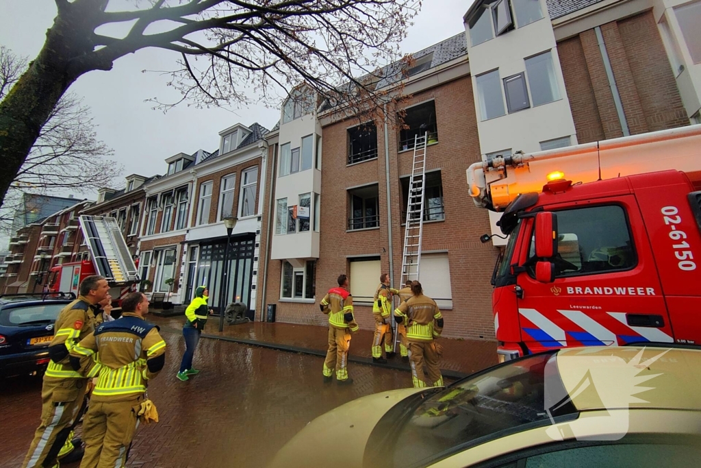 Brandweer redt duif die vast zit op balkon